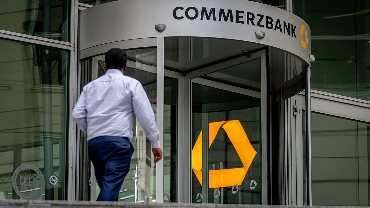 Commerzbank 2026 ve 2027 yılları için Türk lirası kur tahminlerini güncelledi