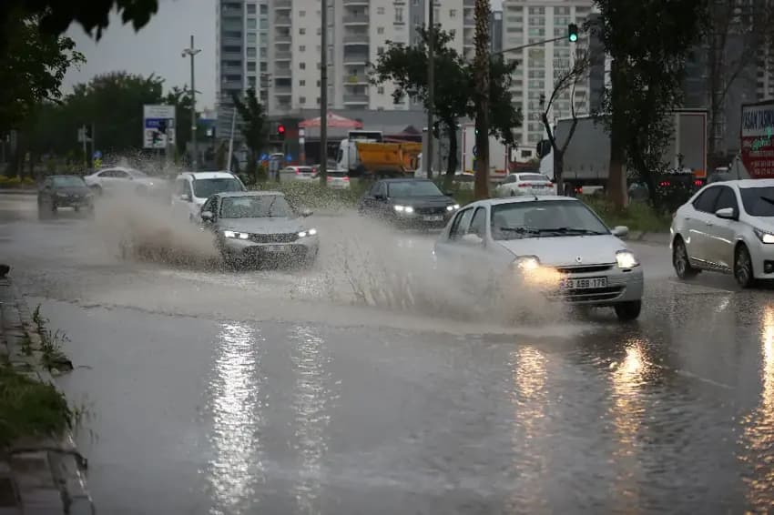 Megakentte Yağış Alarmı: Sıcaklıklar 7 Derece Düşüyor, Valilikten Sel ve Aksamalar İçin Uyarı