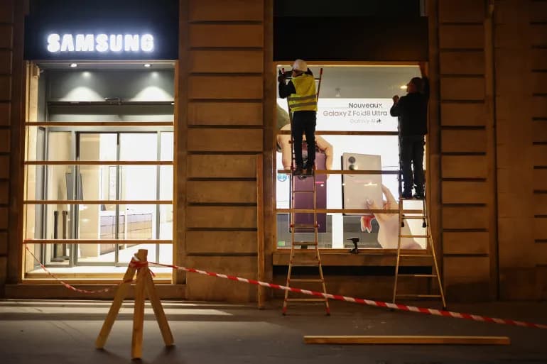 Fransa'da Lüks Mağazalar Yeni Protestolar Öncesinde Vitrinlerini Kapatıyor