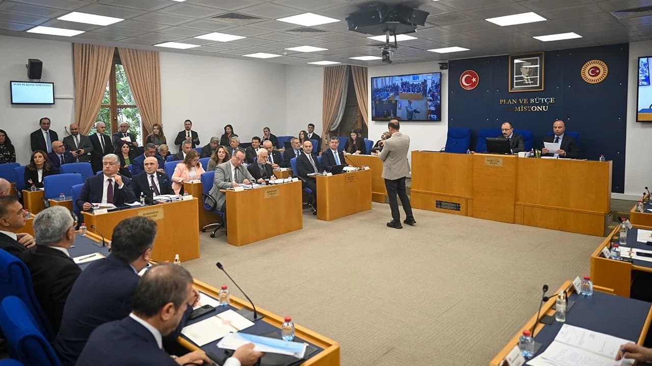Tasfiye Edilecek Fonlara İlişkin Kanun Teklifi Komisyona Geldi; Tartışmalara Halk TV ‘ye Kayyum Damga Vurdu