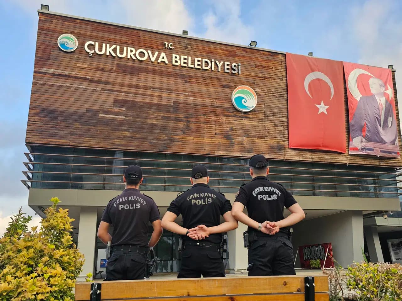 Adana'da Belediyeye Operasyon: Çukurova Belediye Başkanı ve Eski Başkan Gözaltında