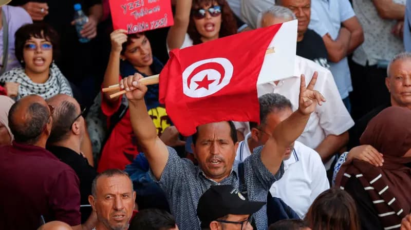 Sessizlik Bitti: Tunus Sokaklarında Yıllar Sonra Yine Aynı Slogan: "Halk Rejimin Yıkılmasını İstiyor"
