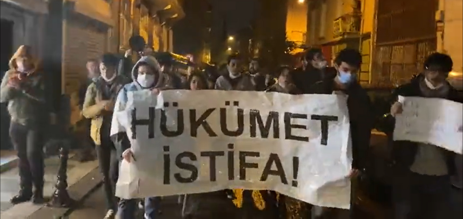 İstanbul ve Ankara’da ‘AKP istifa’ sesleri!