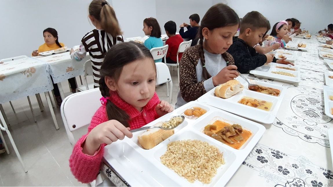 RAPOR: ‘Her 4 çocuktan 1’i okula aç gidiyor, bir öğün sağlıklı yemek verilsin…’