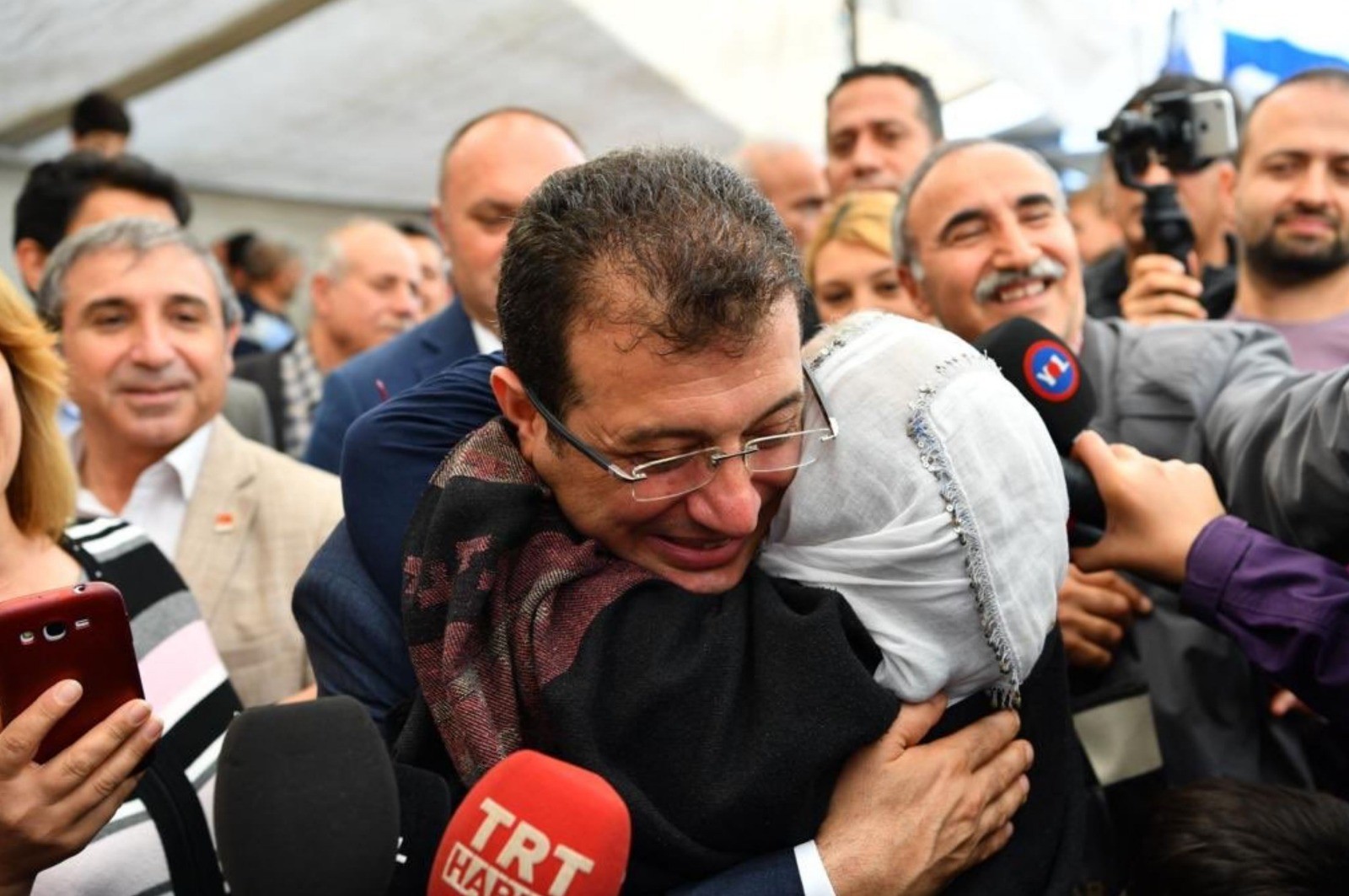 İmamoğlu bir yıllık maaşını depremzedelere bağışladı