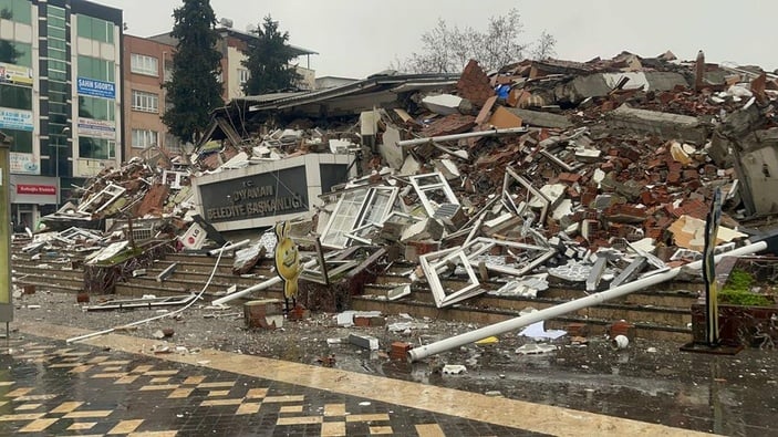 Denetime tabi kamu binaları da yerle bir: Hastaneler ve inşaatları denetleyen belediyenin binası bile yıkıldı!