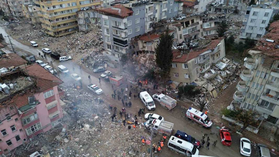 Hatay’da yıkım büyüyor: Gece çok sayıda bina yıkıldı