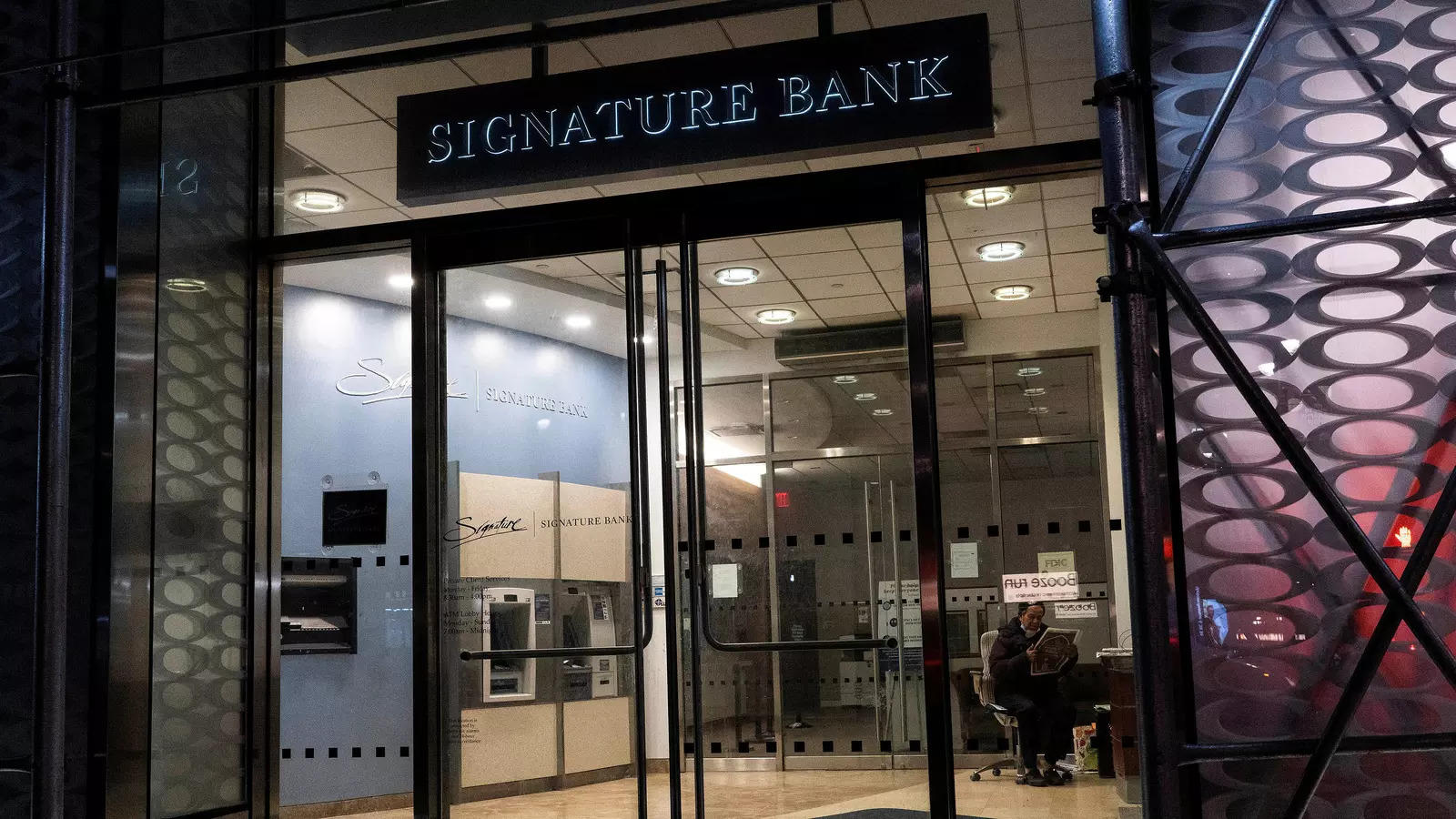 Signature Bank uyardı: Bankadaki paranızı çekin!