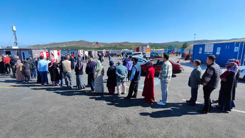 Deprem bölgesinde vatandaşlar sandık başına gitti, oylar konteynerlerde kullanılıyor