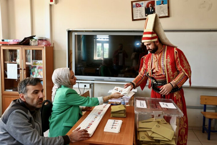 Seçim Gününden Renkli Görüntüler