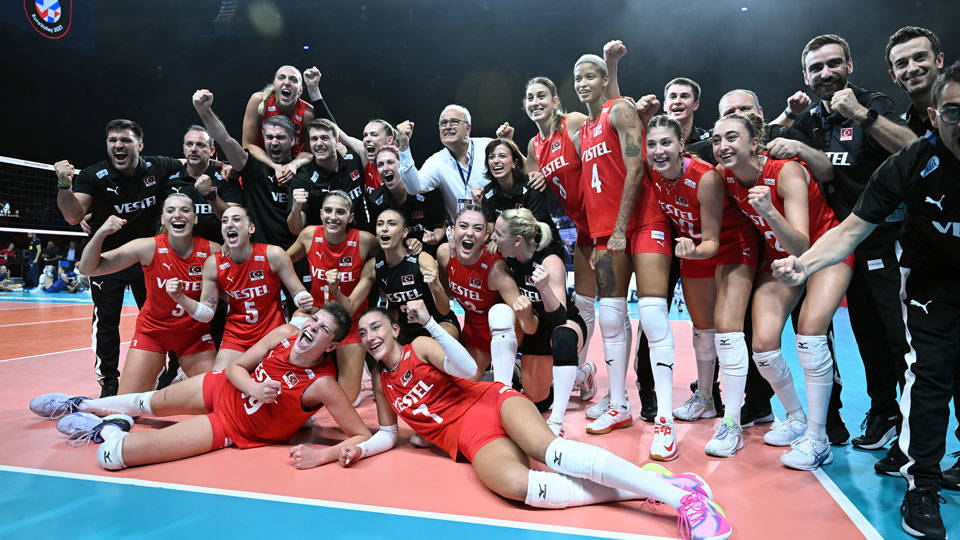 Teşekkürler Filenin Sultanları: Finalde Sırbistan’ı 3-2 yenen Filenin Sultanları Avrupa şampiyonu