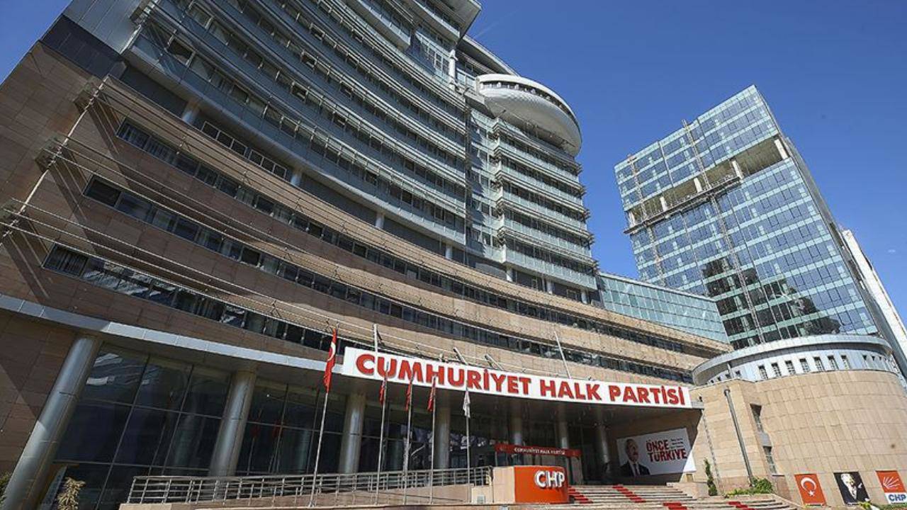 CHP MYK toplantısında kurultay adımı… Özgür Özel’den flaş MYK kararı!