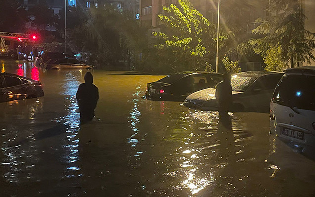 İstanbul’da sokakları göle çeviren sağanak yağışta hayatını kaybedenler oldu