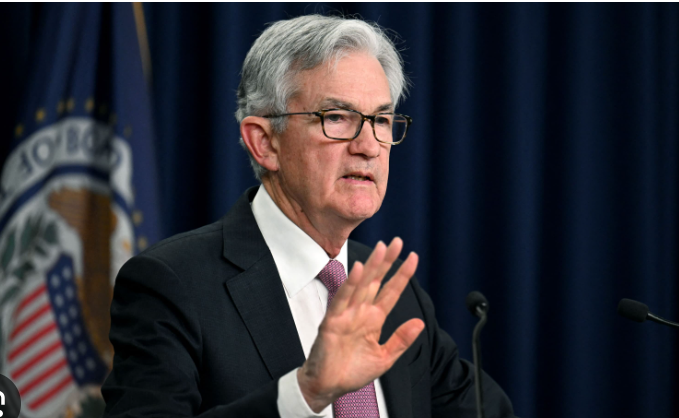 Powell, enflasyonun yüzde 2’ye doğru ‘inişli çıkışlı’ bir yol izleyeceğini ve buna rağmen Fed’in bu yıl faizleri düşürmesini bekliyor