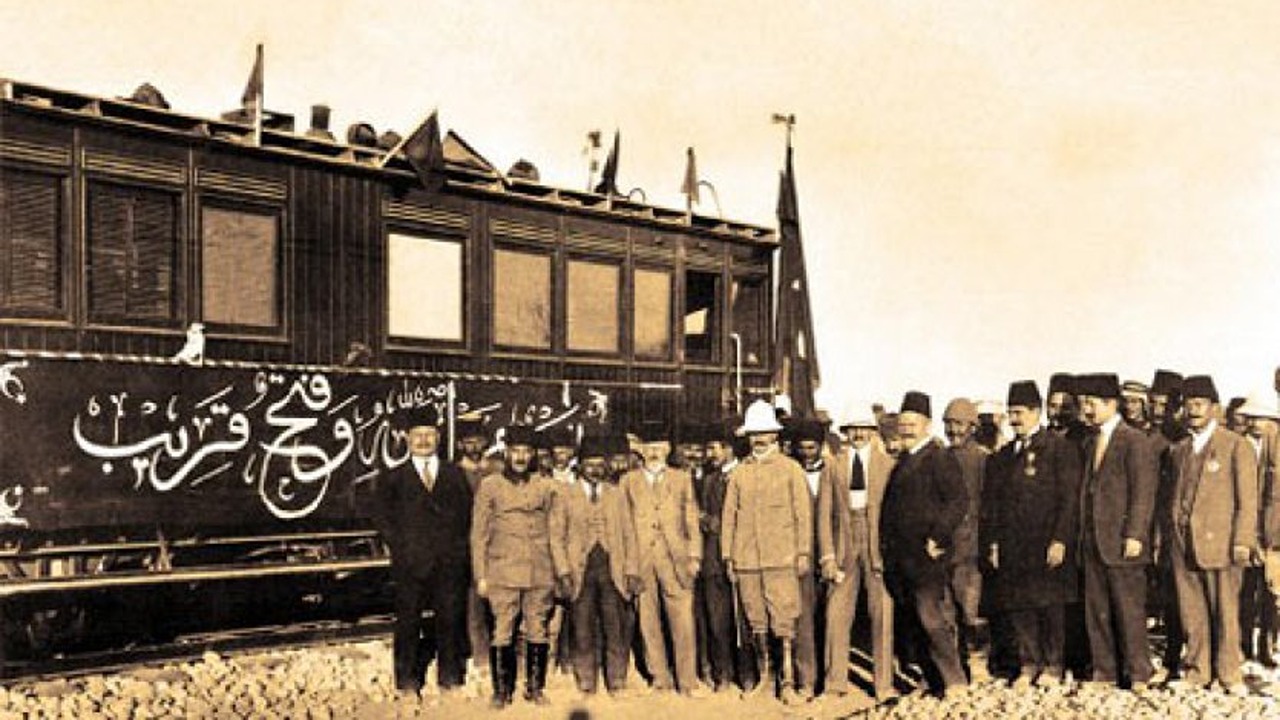 Arap çöllerinde Osmanlı askerlerine ait bir tren… Yüzyılı aşkın süredir bulunduğu konumdan bir milim bile hareket etmedi