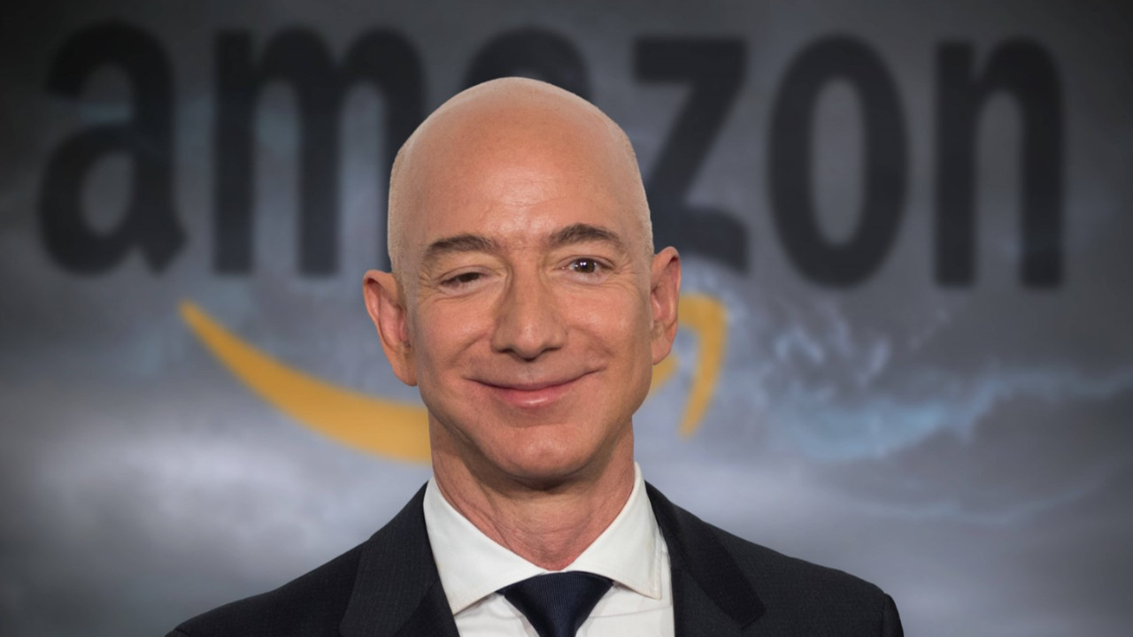 Bezos yeniden dünyanın en zengin kişisi ünvanını aldı