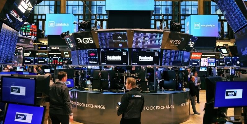 Çip Savaşı Teknoloji Hisselerini Vurdu: Nasdaq ve S&P Düşüşte!