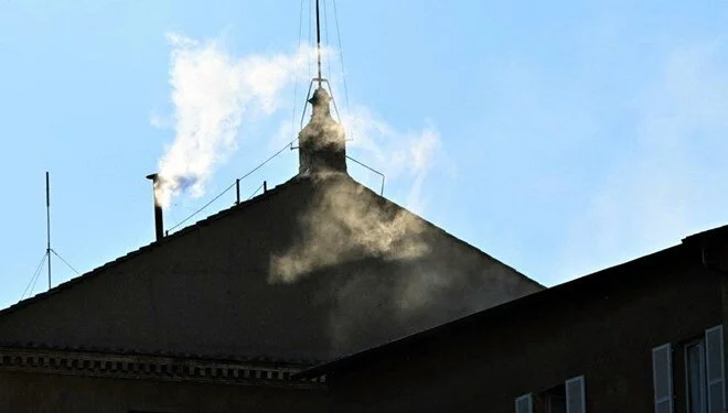 Yeni Papa belli oldu! Vatikan’dan beyaz dumanlar yükseldi