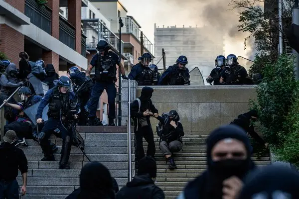 Fransa’da Yeni Başbakan Göreve Başladı, Sokaklar Karıştı