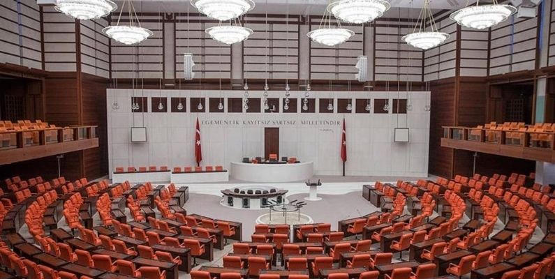 Yeni Torba Yasa Teklifiyle Birçok Meslek Grubuna Yıllık Harç Zorunluluğu Geliyor: Peki Kim Ne Kadar Ödeyecek?
