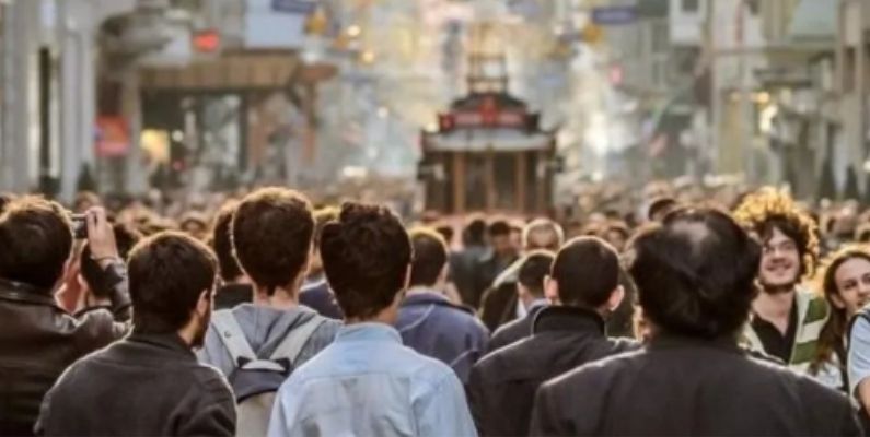 Bloomberg: Türkiye’de Gençlerin Ülkeye Olan Güveni Azalıyor