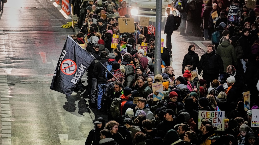 Almanya’da Aşırı Sağ Gençlik Yapılanmasına Tepki: Binlerce Kişi Sokağa Döküldü