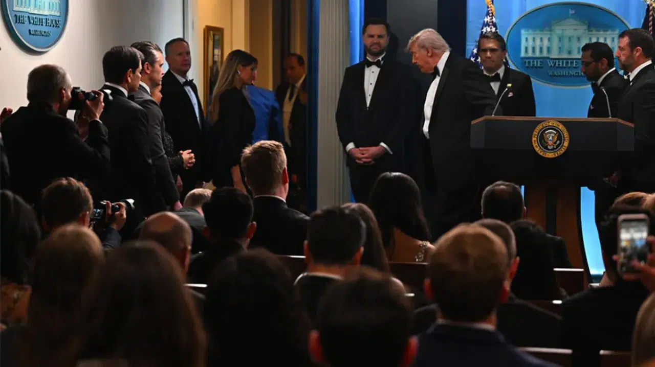 Beyaz Saray Muhabirleri Yemeğinde Kaos! ABD’de Başkan Trump’ın Katıldığı Yemekte Silah Sesleri: Trump Apar Topar Tahliye Edildi!